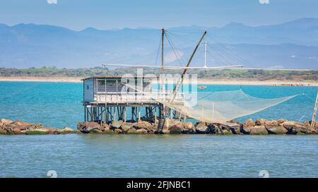 Reti da pesca tipiche e casa pescatore con vista mare a Marina di Pisa, Toscana, Italia Foto Stock