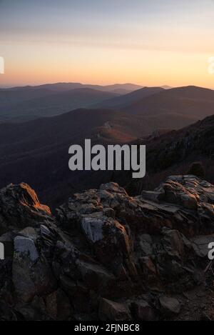 Calda luce mattutina baciando la cima rocciosa della montagna Stony Man all'alba nel Parco Nazionale di Shenandoah. Foto Stock