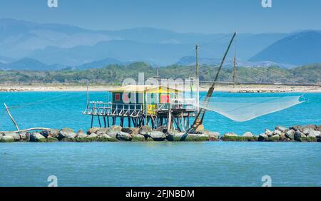 Tipica rete da pesca e casa pescatore con vista mare a Marina di Pisa, Toscana, Italia Foto Stock