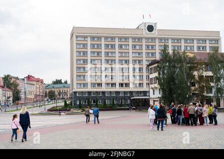 Grodno, Bielorussia - 2 settembre 2017: Persone che camminano in strada vicino alla costruzione del Comitato Esecutivo Regionale del Grodno Foto Stock