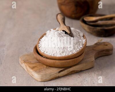Polvere organica di maca - Lepidium meyenii. Tavola di legno Foto Stock