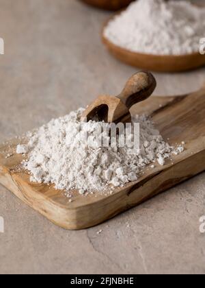Polvere organica di maca - Lepidium meyenii. Tavola di legno Foto Stock