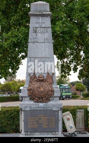 MAASTRICHT LANKLAAR, BELGIO. 26 SETTEMBRE 2020. Monumento della prima guerra mondiale con testo unità è la forza. Autunno Foto Stock