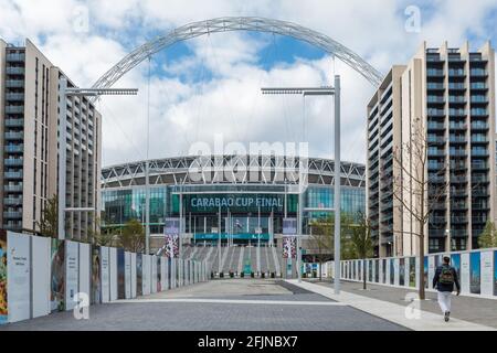 Wembley Park, Londra, Regno Unito. 25 aprile 2021. Olympic Way ha riaperto la festa per ospitare 8,000 spettatori al Wembley Stadium questo pomeriggio per la finale della Carabao Cup. Oggi, Manchester City vs Tottenham Hostpur, sarà la più grande folla di partecipanti a un evento sportivo in un importante stadio britannico per più di 12 mesi Amanda Rose/Alamy Live News Foto Stock