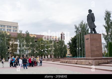 Grodno, Bielorussia - 2 settembre 2017: Gruppo di turisti lituani in piedi vicino alla statua di Lenin nel centro di Grodno. Foto Stock