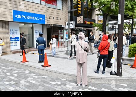 Osaka, Giappone. 25 Apr 2021. La gente fa la linea per il test COVID PCR (reazione a catena della polimerasi) a Osaka, Giappone, domenica 25 aprile 2021. Le prefetture di Tokyo, Osaka, Kyoto e Hyogo sono entrate in un nuovo stato di emergenza per il COVID-19 dal 25 aprile al 11 maggio. Foto di Keizo Mori/UPI Credit: UPI/Alamy Live News Foto Stock