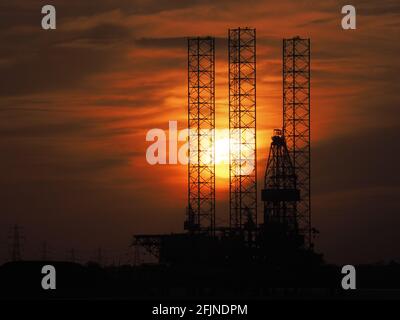 Sheerness, Kent, Regno Unito. 25 aprile 2021. Regno Unito Meteo: Tramonto a Sheerness, Kent. Credit: James Bell/Alamy Live News Foto Stock