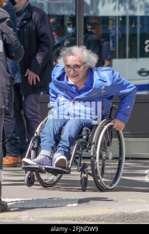 Le persone si riuniscono per chiedere giustizia per Sarah Halimi in ritardo su Trocadero plaza di fronte alla Torre Eiffel a Parigi il 25 aprile 2021. Halimi, una donna ebrea ortodossa di 65 anni, morì nel 2017 dopo essere stata spinta fuori dalla finestra del suo appartamento di Parigi dal vicino Traore, 27 anni, che gridò 'Allahu Akbar' ('Dio è grande' in arabo). Traore, un pesante fumatore di cannabis, è stato in cura psichiatrica dalla morte di Halimi e rimane lì dopo la sentenza. Foto di Francis Petit/ABACAPRESS.COM Foto Stock