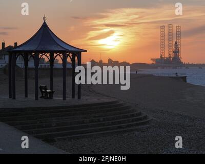 Sheerness, Kent, Regno Unito. 25 aprile 2021. Regno Unito Meteo: Tramonto a Sheerness, Kent. Credit: James Bell/Alamy Live News Foto Stock