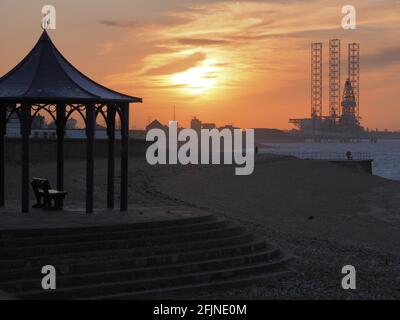 Sheerness, Kent, Regno Unito. 25 aprile 2021. Regno Unito Meteo: Tramonto a Sheerness, Kent. Credit: James Bell/Alamy Live News Foto Stock
