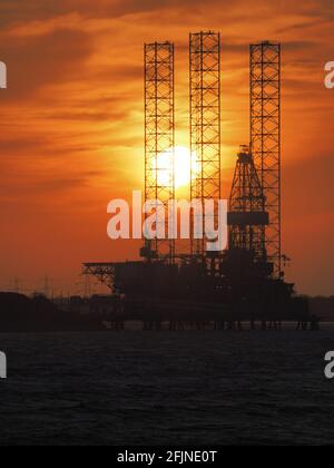 Sheerness, Kent, Regno Unito. 25 aprile 2021. Regno Unito Meteo: Tramonto a Sheerness, Kent. Credit: James Bell/Alamy Live News Foto Stock