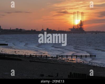 Sheerness, Kent, Regno Unito. 25 aprile 2021. Regno Unito Meteo: Tramonto a Sheerness, Kent. Credit: James Bell/Alamy Live News Foto Stock