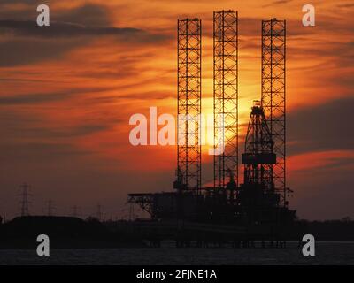 Sheerness, Kent, Regno Unito. 25 aprile 2021. Regno Unito Meteo: Tramonto a Sheerness, Kent. Credit: James Bell/Alamy Live News Foto Stock