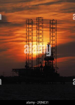 Sheerness, Kent, Regno Unito. 25 aprile 2021. Regno Unito Meteo: Tramonto a Sheerness, Kent. Credit: James Bell/Alamy Live News Foto Stock