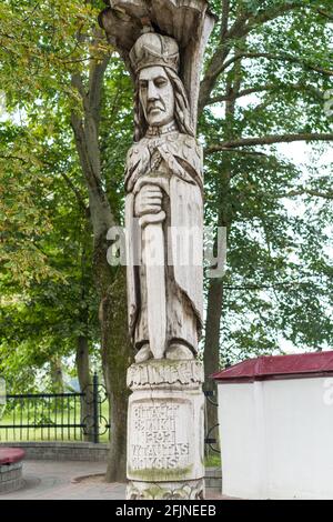 Grodno, Bielorussia - 2 settembre 2017: Scultura in legno di Vytautas il Grande - Granduca di Lituania. Foto Stock