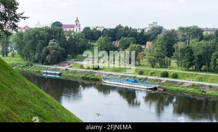 Grodno, Bielorussia - 2 settembre 2017: Paesaggio urbano di Grodno e barca sul fiume Neman Foto Stock