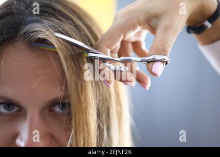 Donna triste al barbiere ha tagliato da vicino i bangs Foto Stock