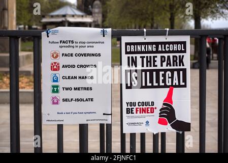 A causa del comportamento antisociale i segni della settimana precedente sono andati in su ricordando alla gente che è illegale da bere in Princes Street Gardens. Foto Stock