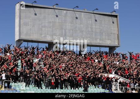 Sofia, Bulgaria: 25 aprile 2021: I sostenitori di CSKA Sofia incoraggiano la loro squadra durante la partita di calcio del campionato nazionale tra Levski e CSKA Sofia. Gli appassionati di calcio sono stati autorizzati a frequentare lo stadio con meno del 30% dei posti a sedere in mezzo alla pandemia del coronavirus. Credit: Plutone/Alamy Live News Foto Stock