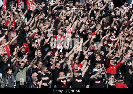 Sofia, Bulgaria: 25 aprile 2021: I sostenitori di CSKA Sofia incoraggiano la loro squadra durante la partita di calcio del campionato nazionale tra Levski e CSKA Sofia. Gli appassionati di calcio sono stati autorizzati a frequentare lo stadio con meno del 30% dei posti a sedere in mezzo alla pandemia del coronavirus. Credit: Plutone/Alamy Live News Foto Stock