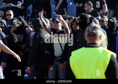 Sofia, Bulgaria: 25 aprile 2021: I tifosi di Levski entrano in pista durante la partita di calcio del campionato nazionale tra Levski e CSKA Sofia. Gli appassionati di calcio sono stati autorizzati a frequentare lo stadio con meno del 30% dei posti a sedere in mezzo alla pandemia del coronavirus. Credit: Plutone/Alamy Live News Foto Stock