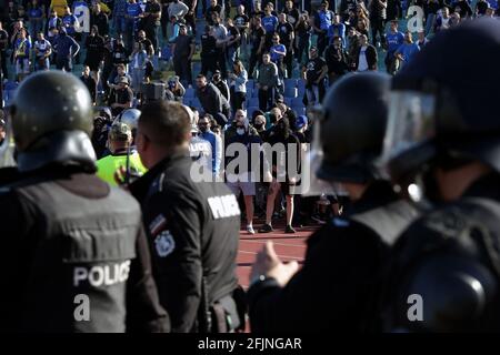 Sofia, Bulgaria: 25 aprile 2021: Poliziotti in rivolta davanti ai tifosi dopo gli scontri nel campionato nazionale di calcio tra Levski e CSKA Sofia. Gli appassionati di calcio sono stati autorizzati a frequentare lo stadio con meno del 30% dei posti a sedere in mezzo alla pandemia del coronavirus. Credit: Plutone/Alamy Live News Foto Stock