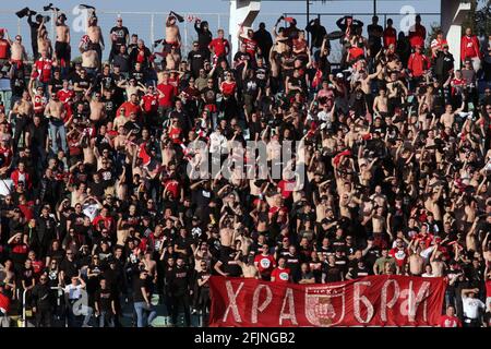 Sofia, Bulgaria: 25 aprile 2021: I sostenitori di CSKA Sofia incoraggiano la loro squadra durante la partita di calcio del campionato nazionale tra Levski e CSKA Sofia. Gli appassionati di calcio sono stati autorizzati a frequentare lo stadio con meno del 30% dei posti a sedere in mezzo alla pandemia del coronavirus. Credit: Plutone/Alamy Live News Foto Stock