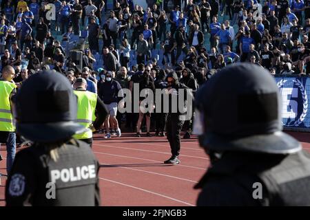 Sofia, Bulgaria: 25 aprile 2021: Poliziotti in rivolta davanti ai tifosi dopo gli scontri nel campionato nazionale di calcio tra Levski e CSKA Sofia. Gli appassionati di calcio sono stati autorizzati a frequentare lo stadio con meno del 30% dei posti a sedere in mezzo alla pandemia del coronavirus. Credit: Plutone/Alamy Live News Foto Stock