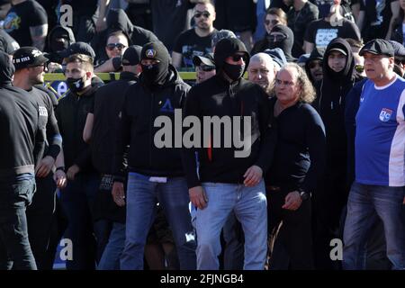 Sofia, Bulgaria: 25 aprile 2021: I tifosi di Levski entrano in pista durante la partita di calcio del campionato nazionale tra Levski e CSKA Sofia. Gli appassionati di calcio sono stati autorizzati a frequentare lo stadio con meno del 30% dei posti a sedere in mezzo alla pandemia del coronavirus. Credit: Plutone/Alamy Live News Foto Stock