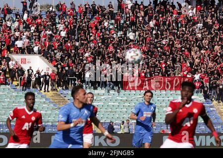 Sofia, Bulgaria: 25 aprile 2021: I sostenitori di CSKA Sofia incoraggiano la loro squadra durante la partita di calcio del campionato nazionale tra Levski e CSKA Sofia. Gli appassionati di calcio sono stati autorizzati a frequentare lo stadio con meno del 30% dei posti a sedere in mezzo alla pandemia del coronavirus. Credit: Plutone/Alamy Live News Foto Stock