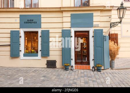 Finestre e persiane grigie-blu con facciata gialla del negozio nel quartiere di Charles Bridge, Lesser Town, Praga, Repubblica Ceca. Foto Stock