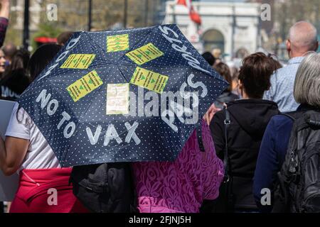 24 aprile 2021, Londra, Inghilterra, Regno Unito: Donna che tiene un ombrello con "No ai passaporti per il vaccino". Durante un anti-blocco "Unite per la libertà" Foto Stock