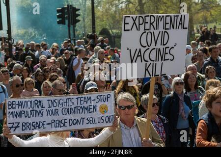 24 aprile 2021, Londra, Inghilterra, Regno Unito: Migliaia di persone hanno marciato su Londra Oxford Street a Unite per la libertà protesta contro il coronavirus restrictio Foto Stock