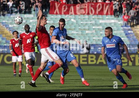 Sofia, Bulgaria: 25 aprile 2021: Menno Koch (C) della CSKA Sofia in azione contro Martin Petkov (R) di Levski durante la partita di calcio del campionato nazionale tra Levski e CSKA Sofia. Credit: Plutone/Alamy Live News Foto Stock