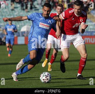 Sofia, Bulgaria: 25 aprile 2021: Menno Koch (R) di CSKA Sofia in azione contro Faycal Rherras di Levski durante la partita di calcio del campionato nazionale tra Levski e CSKA Sofia. Credit: Plutone/Alamy Live News Foto Stock