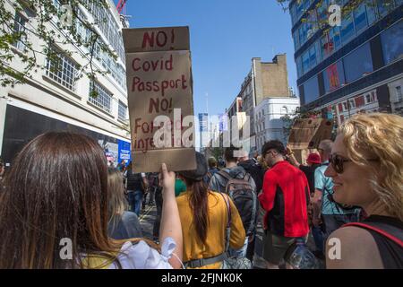 24 aprile 2021, Londra, Inghilterra, Regno Unito: Una donna ha un segno "No Covid Passport, No Forced Injection ." durante un anti-lock 'Unite for F Foto Stock