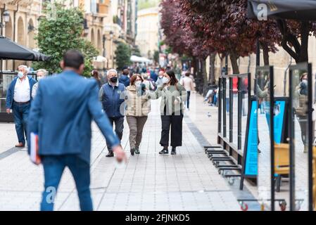 Logrono, Spagna - 2021 aprile 22 : persone che camminano per le strade vuote di Logroño nei tempi del covid 19 nella primavera 2021 Foto Stock