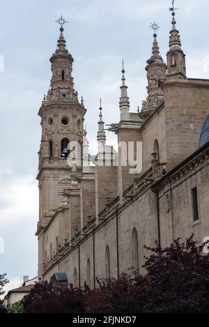 Logrono, Spagna - 2021 aprile 22 : persone che camminano per le strade vuote di Logroño nei tempi del covid 19 nella primavera 2021 Foto Stock