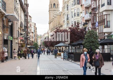 Logrono, Spagna - 2021 aprile 22 : persone che camminano per le strade vuote di Logroño nei tempi del covid 19 nella primavera 2021 Foto Stock