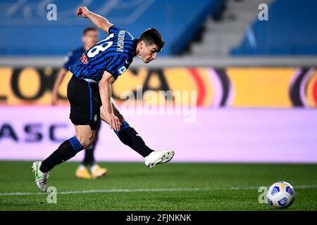 Bergamo, Italia. 25 aprile 2021. Russan Malinovskyi di Atalanta BC segna un gol durante la serie A tra Atalanta BC e il Bologna FC. Credit: Nicolò campo/Alamy Live News Foto Stock