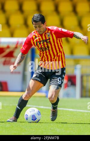 L'attaccante italiano di Benevento Gianluca Lapadula controlla il pallone durante la partita di calcio tra Benevento e Udinese allo stadio del Ciro Vigorito, Benevento, il 03 febbraio 2021 Foto Stock