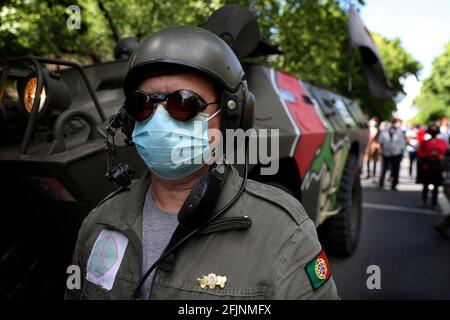 Lisbona, Portogallo. 25 Apr 2021. Un uomo che indossa una maschera facciale e una tuta militare partecipa a una sfilata per celebrare il 47° anniversario della rivoluzione del garofano in occasione della pandemia COVID-19 a Lisbona, in Portogallo, il 25 aprile 2021. Credit: Pedro Feuza/ZUMA Wire/Alamy Live News Foto Stock