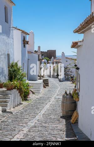 Case tradizionali imbiancate di bianco nel borgo medievale di Monsaraz, in cima alla collina, nella regione di Alentejo, Portogallo. Foto Stock