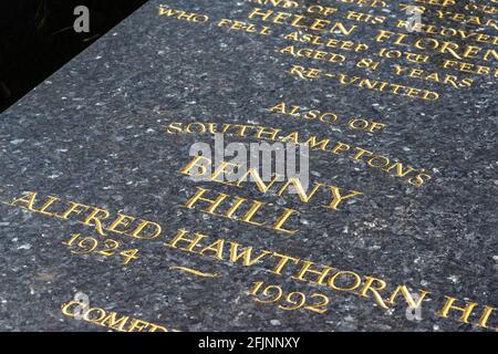 La tomba di Benny Hill - comico britannico di Southampton, Hollybrook Cemlatgot, Inghilterra, Regno Unito Foto Stock