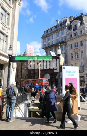 Oxford Street riapre e affollato con gli acquirenti il secondo fine settimana dopo la chiusura a chiave nel mese di aprile 2021, nel West End di Londra, Regno Unito Foto Stock