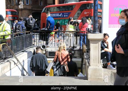 La stazione della metropolitana di Oxford Circus è affollata di acquirenti nel secondo fine settimana dopo il blocco di allentamento nell'aprile 2021, nel West End di Londra, Regno Unito Foto Stock