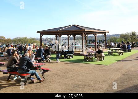 The Terrace at Alexandra Palace, birreria all'aperto Ally Pally's Covid-Secure per cibo e bevande, nell'aprile 2021, a nord di Londra, Regno Unito Foto Stock