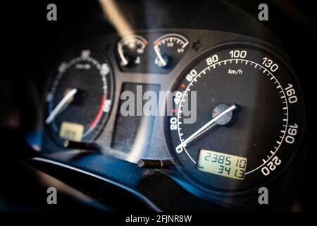 Primo piano del tachimetro dell'auto, display di controllo. Ricambi per auto Foto Stock