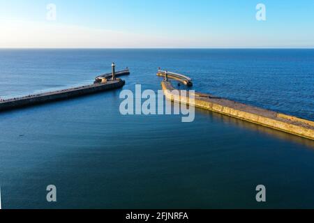 Faro est e ovest Whitby, Yorkshire Foto Stock