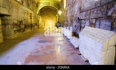 Palazzo di Diocleziano, città sotterranea di Spalato. Croazia. Mura, colonne e archi sotto la città, resti della civiltà romana Foto Stock